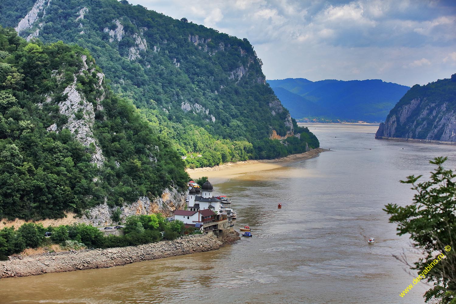 Дунай река бассейн какого океана. Ущелье железные ворота Дунай. Железные ворота Румыния. Железные ворота Сербия. Дунай Сербия.